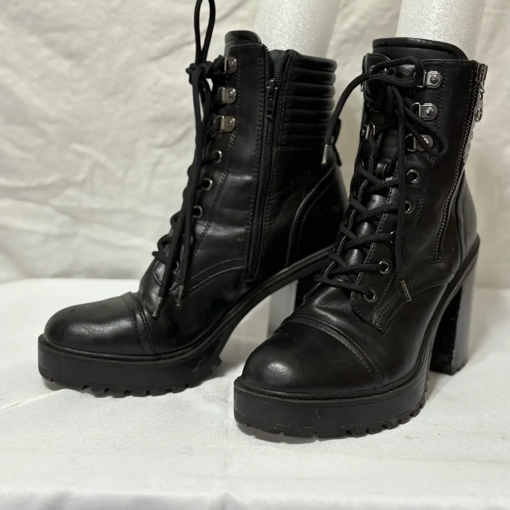 Heeled lug sole hiker booties. Size 9 - Picture 3 of 8